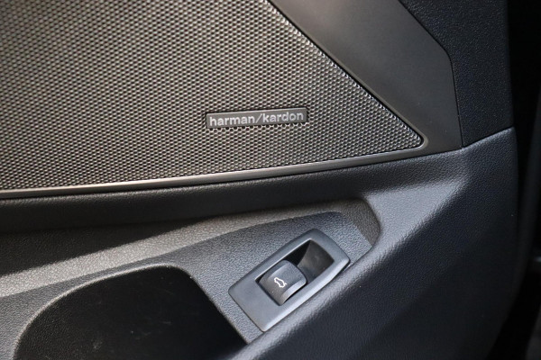 BMW 3 Serie Touring 330i xDrive High Executive M Sport / Panoramadak / Head-Up Display / Trekhaak / Leder / Apple CarPlay / Harman Kardon / 19 Inch /  Laserlicht / M Sportremsysteem / Adaptief M-onderstel