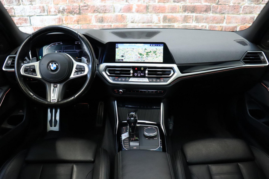 BMW 3 Serie Touring 330i xDrive High Executive M Sport / Panoramadak / Head-Up Display / Trekhaak / Leder / Apple CarPlay / Harman Kardon / 19 Inch /  Laserlicht / M Sportremsysteem / Adaptief M-onderstel