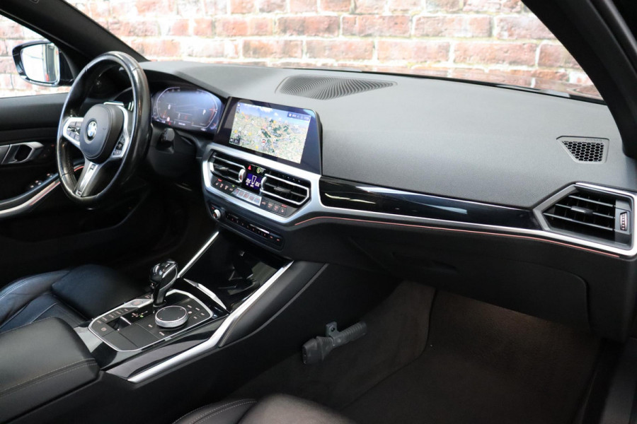BMW 3 Serie Touring 330i xDrive High Executive M Sport / Panoramadak / Head-Up Display / Trekhaak / Leder / Apple CarPlay / Harman Kardon / 19 Inch /  Laserlicht / M Sportremsysteem / Adaptief M-onderstel