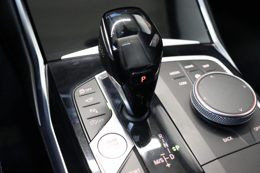 BMW 3 Serie Touring 330i xDrive High Executive M Sport / Panoramadak / Head-Up Display / Trekhaak / Leder / Apple CarPlay / Harman Kardon / 19 Inch /  Laserlicht / M Sportremsysteem / Adaptief M-onderstel