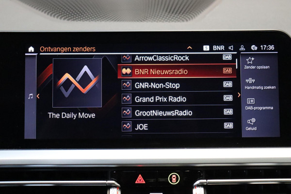 BMW 3 Serie Touring 330i xDrive High Executive M Sport / Panoramadak / Head-Up Display / Trekhaak / Leder / Apple CarPlay / Harman Kardon / 19 Inch /  Laserlicht / M Sportremsysteem / Adaptief M-onderstel