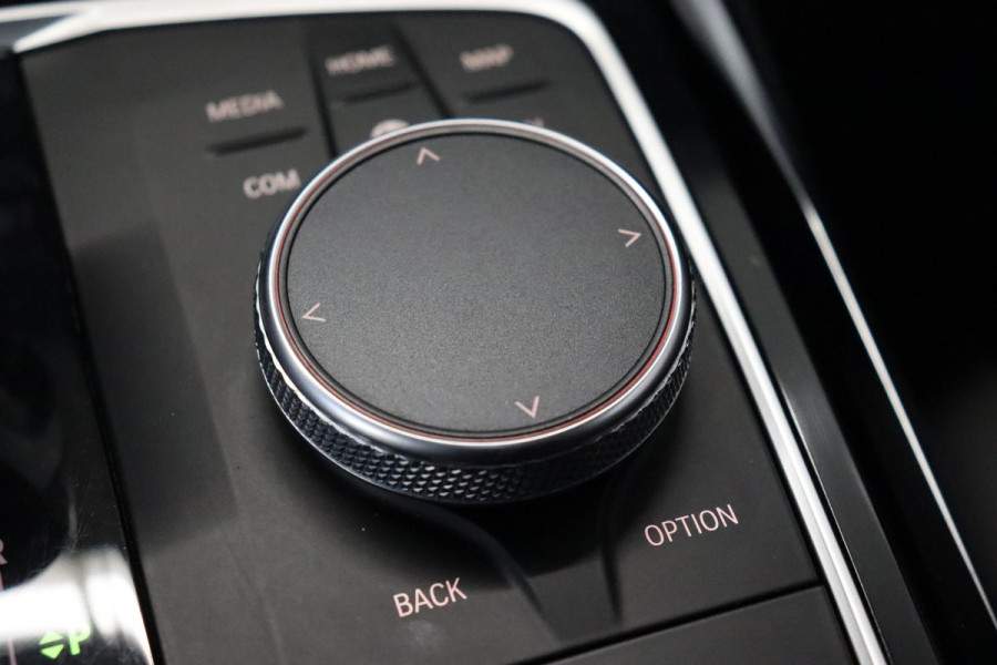 BMW 3 Serie Touring 330i xDrive High Executive M Sport / Panoramadak / Head-Up Display / Trekhaak / Leder / Apple CarPlay / Harman Kardon / 19 Inch /  Laserlicht / M Sportremsysteem / Adaptief M-onderstel