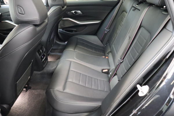 BMW 3 Serie Touring 330i xDrive High Executive M Sport / Panoramadak / Head-Up Display / Trekhaak / Leder / Apple CarPlay / Harman Kardon / 19 Inch /  Laserlicht / M Sportremsysteem / Adaptief M-onderstel