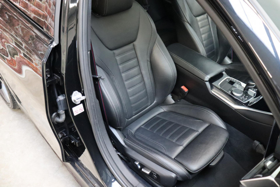 BMW 3 Serie Touring 330i xDrive High Executive M Sport / Panoramadak / Head-Up Display / Trekhaak / Leder / Apple CarPlay / Harman Kardon / 19 Inch /  Laserlicht / M Sportremsysteem / Adaptief M-onderstel