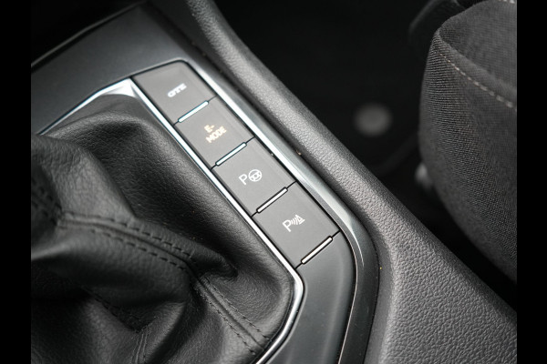 Volkswagen Tiguan 1.4 TSI Elegance Plug In Hybrid 245pk Dealer O.H PHEV | Trekhaak af Fabriek | Adaptive Cruise | Alcantara Sportstoelen Massage &  Verwarmd | Virtual | Keyless | Apple Carplay | BLIS |