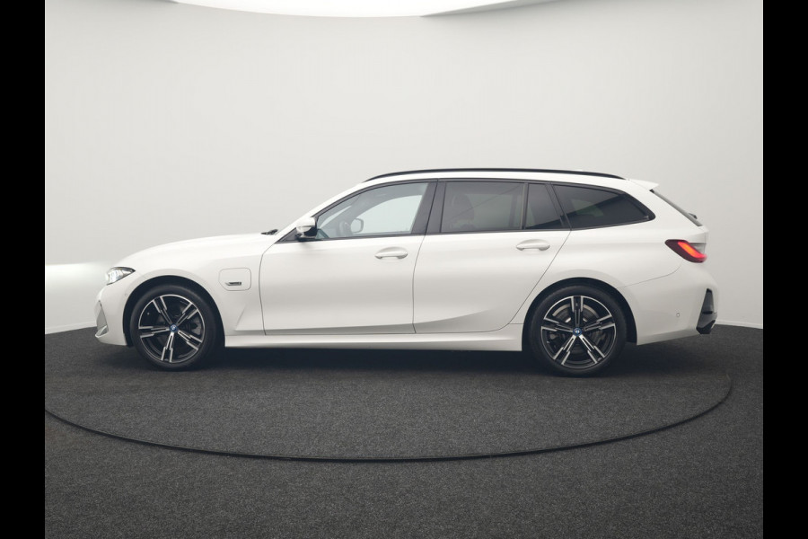 BMW 3 Serie Touring 320e M Sport FACELIFT Plug In Hybrid 204pk Dealer O.H PHEV | Trekhaak af Fabriek | Adapive Cruise | Widescreen Navi | Head Up | Alcantara Sportstoelen Verwarmd | Camera & Parkassist | Apple Carplay |
