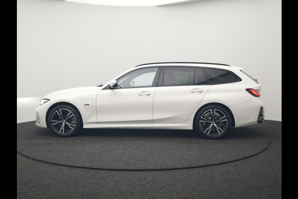 BMW 3 Serie Touring 320e M Sport FACELIFT Plug In Hybrid 204pk Dealer O.H PHEV | Trekhaak af Fabriek | Adapive Cruise | Widescreen Navi | Head Up | Alcantara Sportstoelen Verwarmd | Camera & Parkassist | Apple Carplay |