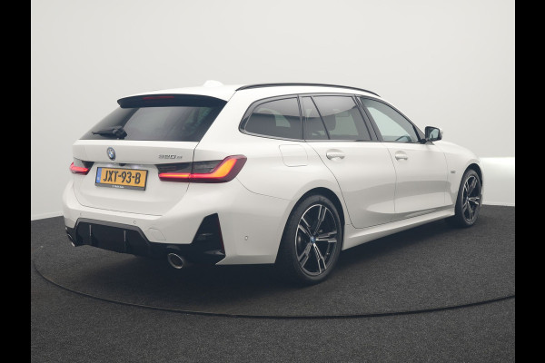 BMW 3 Serie Touring 320e M Sport FACELIFT Plug In Hybrid 204pk Dealer O.H PHEV | Trekhaak af Fabriek | Adapive Cruise | Widescreen Navi | Head Up | Alcantara Sportstoelen Verwarmd | Camera & Parkassist | Apple Carplay |