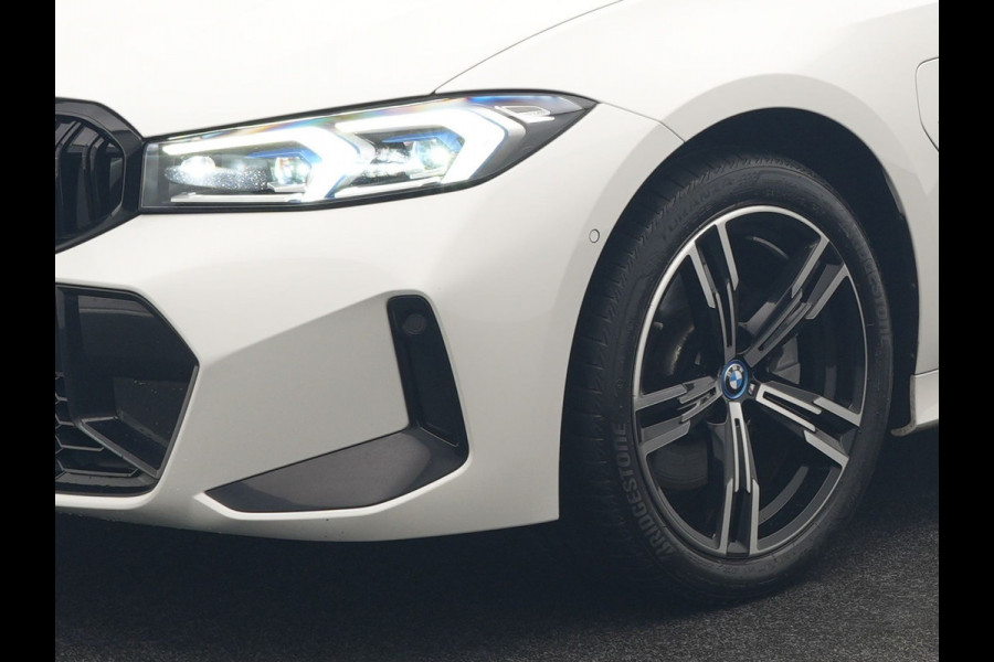 BMW 3 Serie Touring 320e M Sport FACELIFT Plug In Hybrid 204pk Dealer O.H PHEV | Trekhaak af Fabriek | Adapive Cruise | Widescreen Navi | Head Up | Alcantara Sportstoelen Verwarmd | Camera & Parkassist | Apple Carplay |