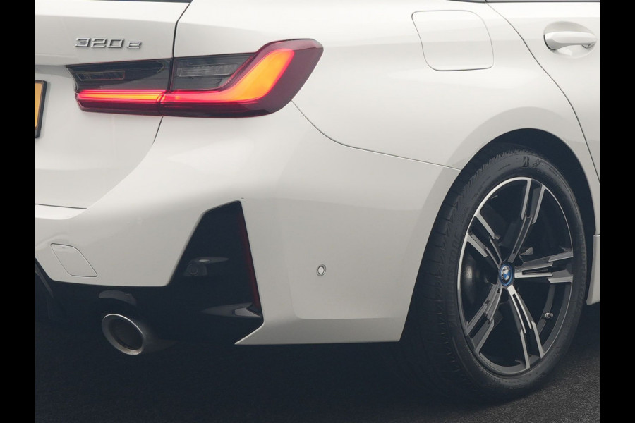 BMW 3 Serie Touring 320e M Sport FACELIFT Plug In Hybrid 204pk Dealer O.H PHEV | Trekhaak af Fabriek | Adapive Cruise | Widescreen Navi | Head Up | Alcantara Sportstoelen Verwarmd | Camera & Parkassist | Apple Carplay |