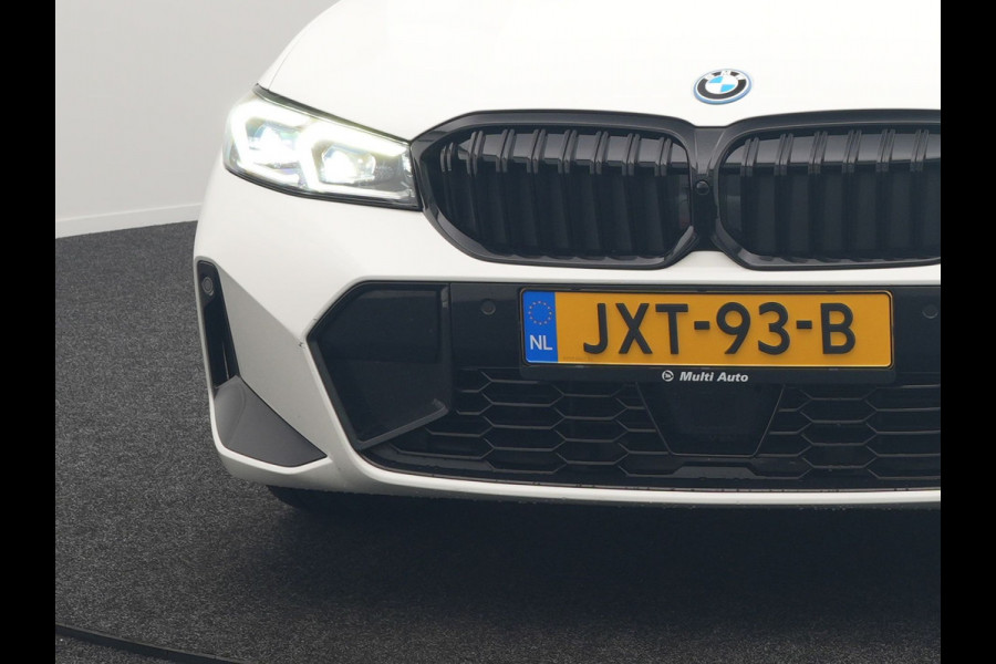 BMW 3 Serie Touring 320e M Sport FACELIFT Plug In Hybrid 204pk Dealer O.H PHEV | Trekhaak af Fabriek | Adapive Cruise | Widescreen Navi | Head Up | Alcantara Sportstoelen Verwarmd | Camera & Parkassist | Apple Carplay |