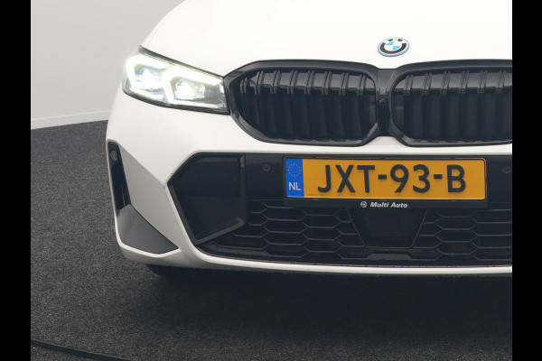 BMW 3 Serie Touring 320e M Sport FACELIFT Plug In Hybrid 204pk Dealer O.H PHEV | Trekhaak af Fabriek | Adapive Cruise | Widescreen Navi | Head Up | Alcantara Sportstoelen Verwarmd | Camera & Parkassist | Apple Carplay |
