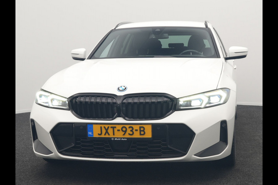 BMW 3 Serie Touring 320e M Sport FACELIFT Plug In Hybrid 204pk Dealer O.H PHEV | Trekhaak af Fabriek | Adapive Cruise | Widescreen Navi | Head Up | Alcantara Sportstoelen Verwarmd | Camera & Parkassist | Apple Carplay |