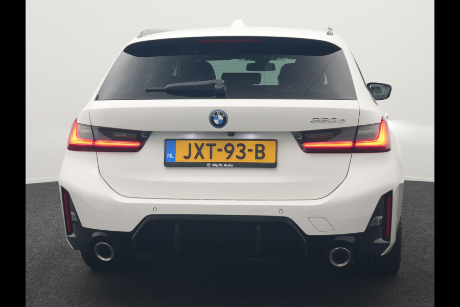 BMW 3 Serie Touring 320e M Sport FACELIFT Plug In Hybrid 204pk Dealer O.H PHEV | Trekhaak af Fabriek | Adapive Cruise | Widescreen Navi | Head Up | Alcantara Sportstoelen Verwarmd | Camera & Parkassist | Apple Carplay |