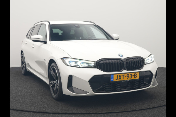 BMW 3 Serie Touring 320e M Sport FACELIFT Plug In Hybrid 204pk Dealer O.H PHEV | Trekhaak af Fabriek | Adapive Cruise | Widescreen Navi | Head Up | Alcantara Sportstoelen Verwarmd | Camera & Parkassist | Apple Carplay |