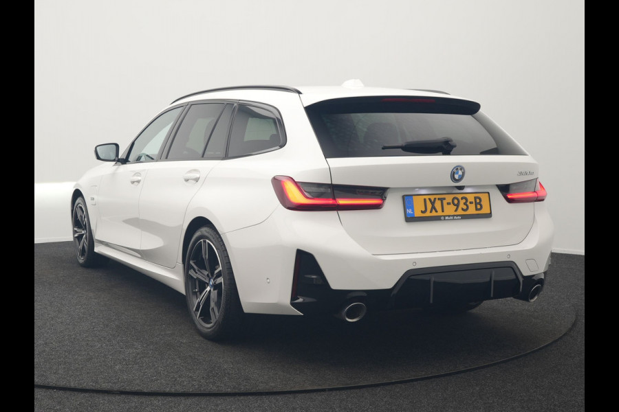 BMW 3 Serie Touring 320e M Sport FACELIFT Plug In Hybrid 204pk Dealer O.H PHEV | Trekhaak af Fabriek | Adapive Cruise | Widescreen Navi | Head Up | Alcantara Sportstoelen Verwarmd | Camera & Parkassist | Apple Carplay |