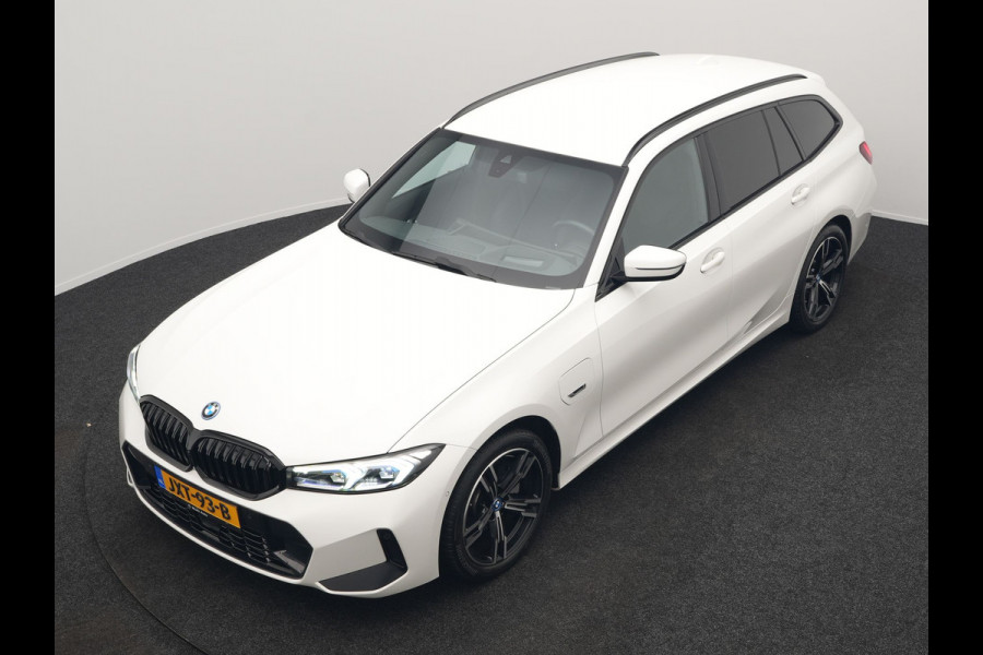 BMW 3 Serie Touring 320e M Sport FACELIFT Plug In Hybrid 204pk Dealer O.H PHEV | Trekhaak af Fabriek | Adapive Cruise | Widescreen Navi | Head Up | Alcantara Sportstoelen Verwarmd | Camera & Parkassist | Apple Carplay |