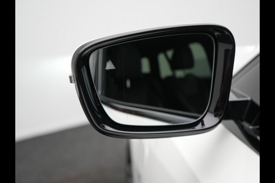 BMW 3 Serie Touring 320e M Sport FACELIFT Plug In Hybrid 204pk Dealer O.H PHEV | Trekhaak af Fabriek | Adapive Cruise | Widescreen Navi | Head Up | Alcantara Sportstoelen Verwarmd | Camera & Parkassist | Apple Carplay |
