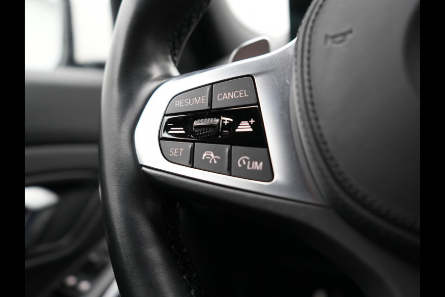 BMW 3 Serie Touring 320e M Sport FACELIFT Plug In Hybrid 204pk Dealer O.H PHEV | Trekhaak af Fabriek | Adapive Cruise | Widescreen Navi | Head Up | Alcantara Sportstoelen Verwarmd | Camera & Parkassist | Apple Carplay |