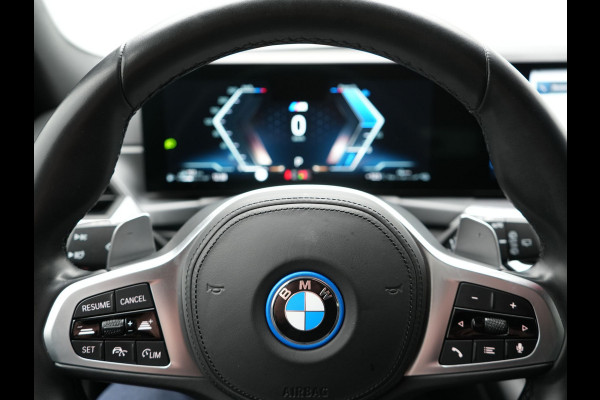 BMW 3 Serie Touring 320e M Sport FACELIFT Plug In Hybrid 204pk Dealer O.H PHEV | Trekhaak af Fabriek | Adapive Cruise | Widescreen Navi | Head Up | Alcantara Sportstoelen Verwarmd | Camera & Parkassist | Apple Carplay |