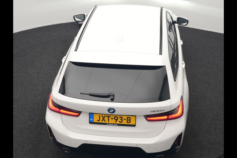 BMW 3 Serie Touring 320e M Sport FACELIFT Plug In Hybrid 204pk Dealer O.H PHEV | Trekhaak af Fabriek | Adapive Cruise | Widescreen Navi | Head Up | Alcantara Sportstoelen Verwarmd | Camera & Parkassist | Apple Carplay |