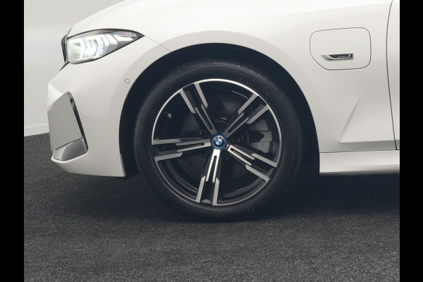 BMW 3 Serie Touring 320e M Sport FACELIFT Plug In Hybrid 204pk Dealer O.H PHEV | Trekhaak af Fabriek | Adapive Cruise | Widescreen Navi | Head Up | Alcantara Sportstoelen Verwarmd | Camera & Parkassist | Apple Carplay |