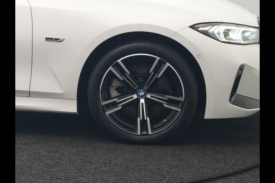 BMW 3 Serie Touring 320e M Sport FACELIFT Plug In Hybrid 204pk Dealer O.H PHEV | Trekhaak af Fabriek | Adapive Cruise | Widescreen Navi | Head Up | Alcantara Sportstoelen Verwarmd | Camera & Parkassist | Apple Carplay |