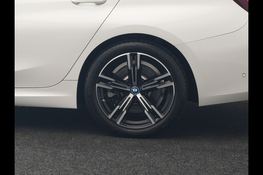 BMW 3 Serie Touring 320e M Sport FACELIFT Plug In Hybrid 204pk Dealer O.H PHEV | Trekhaak af Fabriek | Adapive Cruise | Widescreen Navi | Head Up | Alcantara Sportstoelen Verwarmd | Camera & Parkassist | Apple Carplay |