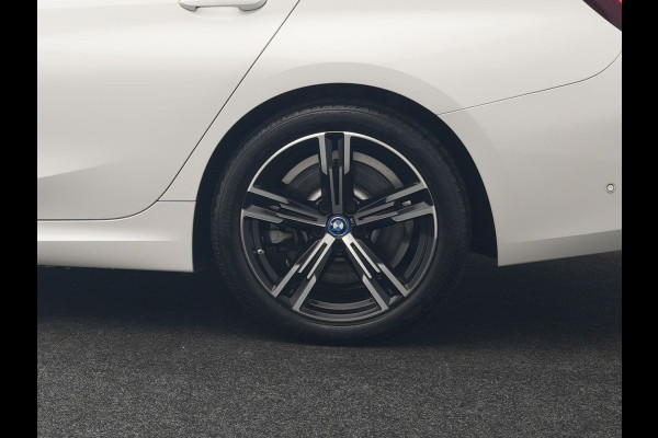 BMW 3 Serie Touring 320e M Sport FACELIFT Plug In Hybrid 204pk Dealer O.H PHEV | Trekhaak af Fabriek | Adapive Cruise | Widescreen Navi | Head Up | Alcantara Sportstoelen Verwarmd | Camera & Parkassist | Apple Carplay |