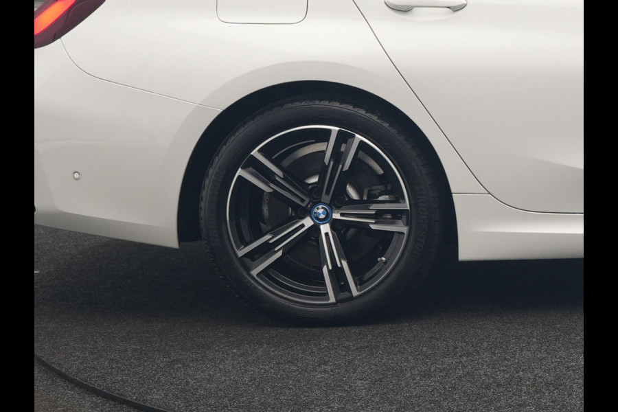 BMW 3 Serie Touring 320e M Sport FACELIFT Plug In Hybrid 204pk Dealer O.H PHEV | Trekhaak af Fabriek | Adapive Cruise | Widescreen Navi | Head Up | Alcantara Sportstoelen Verwarmd | Camera & Parkassist | Apple Carplay |
