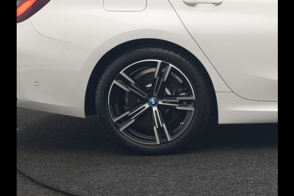 BMW 3 Serie Touring 320e M Sport FACELIFT Plug In Hybrid 204pk Dealer O.H PHEV | Trekhaak af Fabriek | Adapive Cruise | Widescreen Navi | Head Up | Alcantara Sportstoelen Verwarmd | Camera & Parkassist | Apple Carplay |