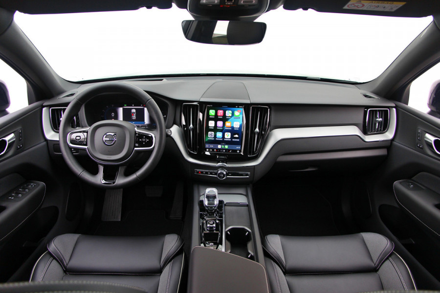 Volvo XC60 2.0 T6 Plug-in hybrid AWD Plus Black Edition R-Design | Nieuw | Pano | Head-up | ACC |