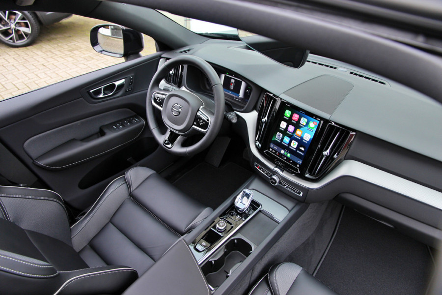 Volvo XC60 2.0 T6 Plug-in hybrid AWD Plus Black Edition R-Design | Nieuw | Pano | Head-up | ACC |