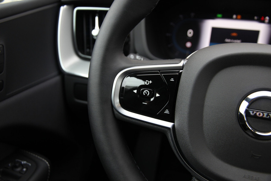 Volvo XC60 2.0 T6 Plug-in hybrid AWD Plus Black Edition R-Design | Nieuw | Pano | Head-up | ACC |