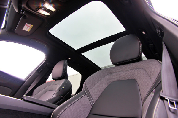 Volvo XC60 2.0 T6 Plug-in hybrid AWD Plus Black Edition R-Design | Nieuw | Pano | Head-up | ACC |