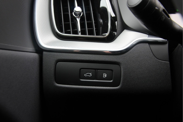 Volvo XC60 2.0 T6 Plug-in hybrid AWD Plus Black Edition R-Design | Nieuw | Pano | Head-up | ACC |