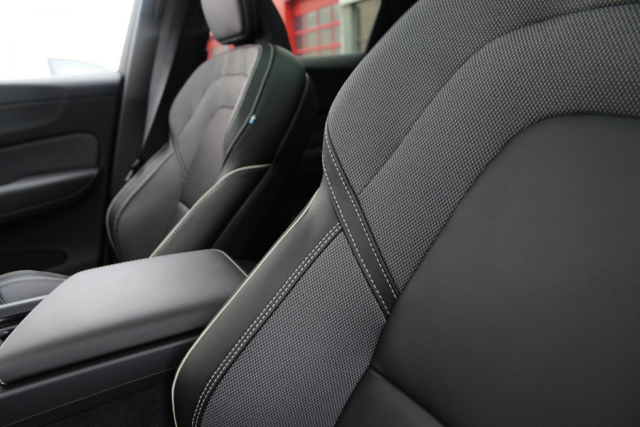 Volvo XC60 2.0 T6 Plug-in hybrid AWD Plus Black Edition R-Design | Nieuw | Pano | Head-up | ACC |