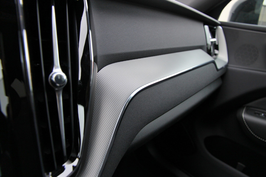 Volvo XC60 2.0 T6 Plug-in hybrid AWD Plus Black Edition R-Design | Nieuw | Pano | Head-up | ACC |