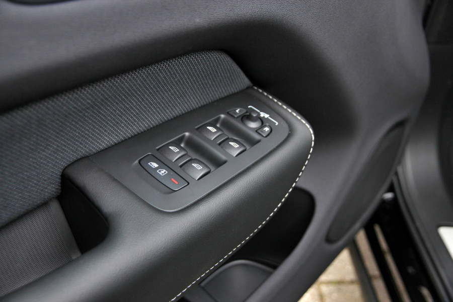 Volvo XC60 2.0 T6 Plug-in hybrid AWD Plus Black Edition R-Design | Nieuw | Pano | Head-up | ACC |