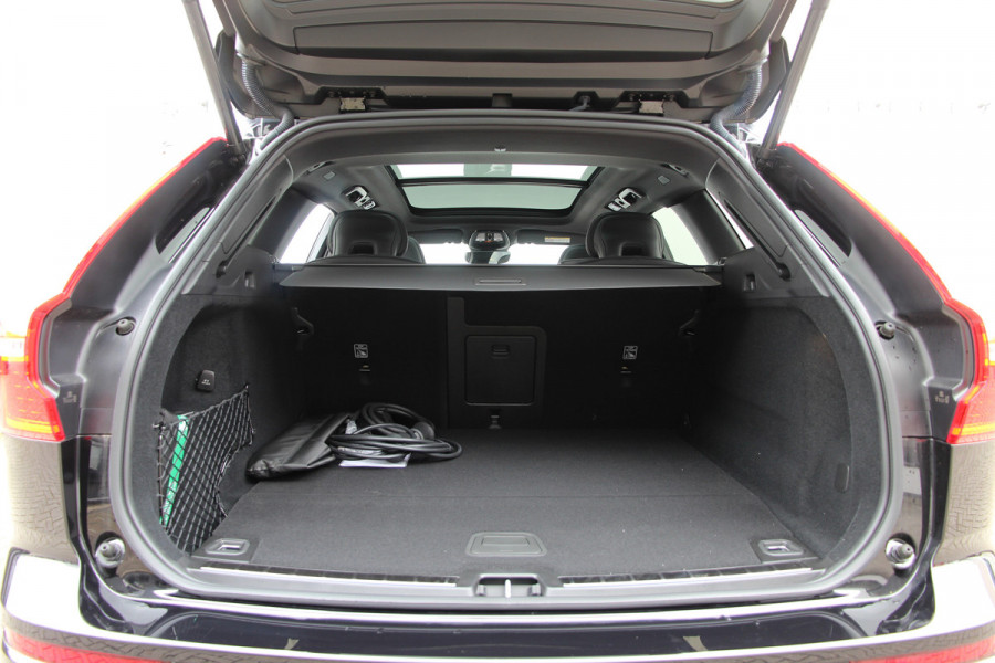 Volvo XC60 2.0 T6 Plug-in hybrid AWD Plus Black Edition R-Design | Nieuw | Pano | Head-up | ACC |