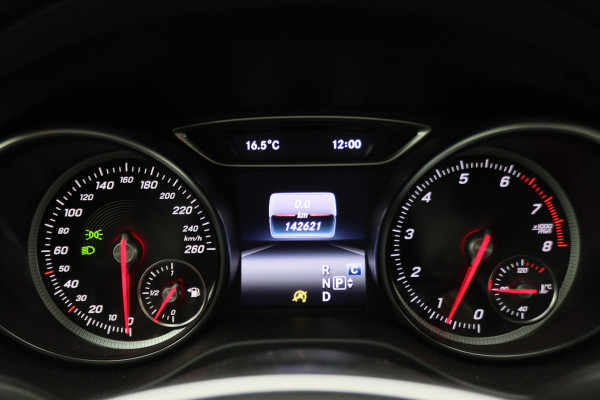 Mercedes-Benz CLA-Klasse Shooting Brake 180 Business Solution AMG Night Upgrade Automaat Panoramadak, LED, Camera, Navigatie, Stoelverwarming, PDC, 18"