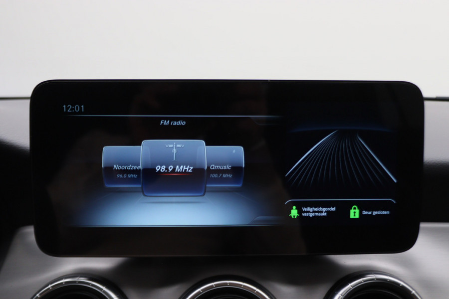 Mercedes-Benz CLA-Klasse Shooting Brake 180 Business Solution AMG Night Upgrade Automaat Panoramadak, LED, Camera, Navigatie, Stoelverwarming, PDC, 18"