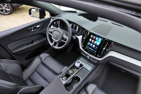 Volvo XC60 2.0 T6 Plug-in hybrid AWD Plus Black Edition R-Design | Nieuw | Pano | Head-up | ACC