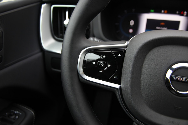Volvo XC60 2.0 T6 Plug-in hybrid AWD Plus Black Edition R-Design | Nieuw | Pano | Head-up | ACC