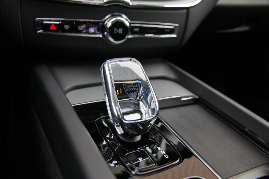 Volvo XC60 2.0 T6 Plug-in hybrid AWD Plus Black Edition R-Design | Nieuw | Pano | Head-up | ACC