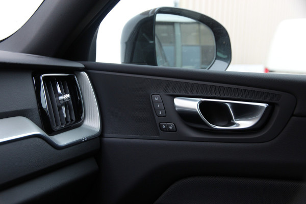Volvo XC60 2.0 T6 Plug-in hybrid AWD Plus Black Edition R-Design | Nieuw | Pano | Head-up | ACC