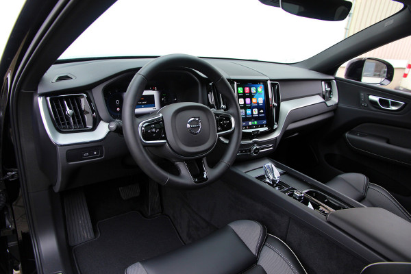 Volvo XC60 2.0 T6 Plug-in hybrid AWD Plus Black Edition R-Design | Nieuw | Pano | Head-up | ACC