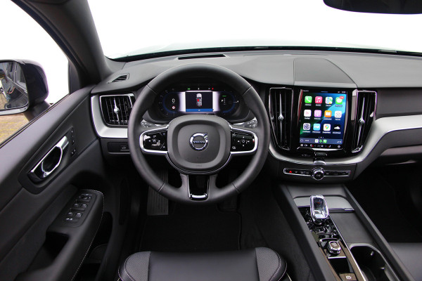 Volvo XC60 2.0 T6 Plug-in hybrid AWD Plus Black Edition R-Design | Nieuw | Pano | Head-up | ACC