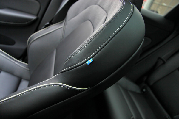 Volvo XC60 2.0 T6 Plug-in hybrid AWD Plus Black Edition R-Design | Nieuw | Pano | Head-up | ACC