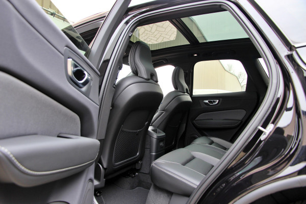 Volvo XC60 2.0 T6 Plug-in hybrid AWD Plus Black Edition R-Design | Nieuw | Pano | Head-up | ACC